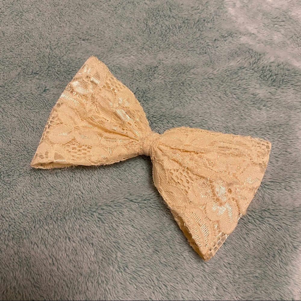 🐳 Large cream lace detail bow hair pin